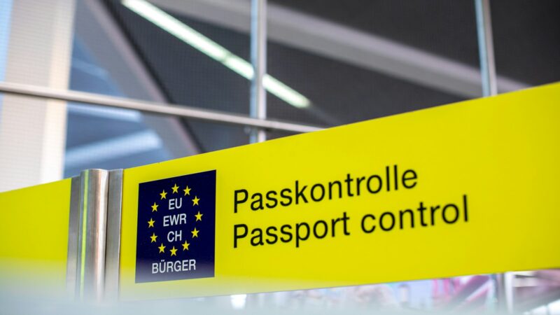 Streikai, konfliktai ir kontrolės: Europos oro uostuose netikėtai smuko keleivių srautai