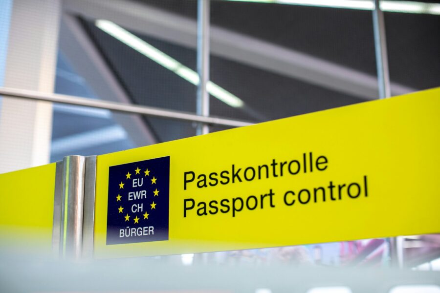 Streikai, konfliktai ir kontrolės: Europos oro uostuose netikėtai smuko keleivių srautai