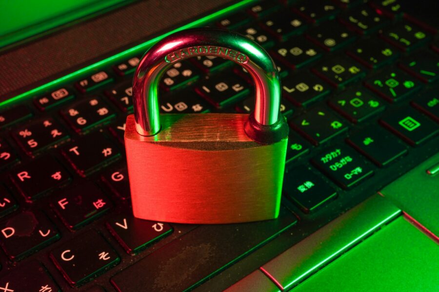 Ekspertai įspėja apie naują grėsmę internete: nusikaltėliai naudoja „ChatGPT“ vardą